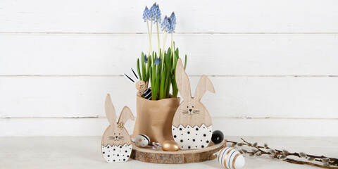 Ostern Dekoration: Osterhasen Figuren aus Holz mit Blumen - Hyazinthen mit Ostereier als Geschenk