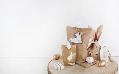 Ostergeschenke: Papierbeutel mit Osterhasen und Ostereiern dekoriert zu Ostern - 594963386