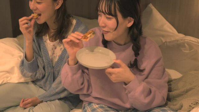 ピザを食べながら映画を見る女性
