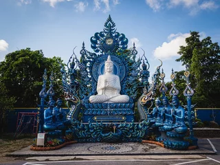 Papier Peint photo autocollant Monument historique White Buddha idol statue at Chiang Rai's Wat Rong Suea Ten (Blue Temple)