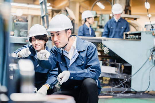 指差しで安全確認をする工場労働者