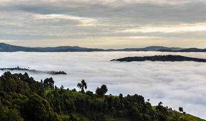 Morgennebel in den Bergen am Bunyonyi See, Distrikt Kabale, Uganda, Afrika