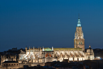 Obraz premium Celestial Splendor: The Nighttime Beauty of Toledo's Illuminated Cathedral