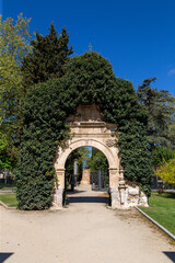 Fototapeta na wymiar Arco del desaparecido Monasterio de San Jerónimo (1535), instalado hoy en el parque del Castillo. Zamora, Castilla y León, España.