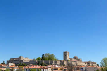 Fototapeta premium Vista panorámica de la catedral, muralla y castillo de Zamora. Castilla y León, España.