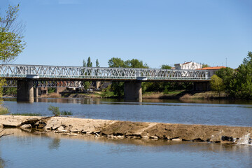 Panorámica del Puente de Hierro (1900), sobre el río Duero al atardecer. Zamora, Castilla y...