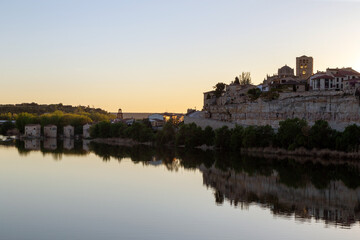 Fototapeta premium Puesta de sol sobre la parte monumental de Zamora y el río Duero.Castilla y León, España.