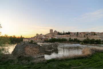 Panorámica del conjunto monumental de la ciudad de Zamora desde la ribera del río Duero. En la...