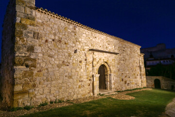 Fototapeta na wymiar Iglesia románica de Santiago el Viejo (siglos X-XI). foto nocturna. Zamora, Castilla y León, España.