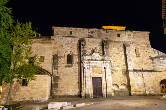 Iglesia de San Pedro y San Ildefonso (siglos XI-XVIII). fotografía nocturna. Zamora, Castilla y León, España.