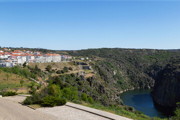 Fototapeta na wymiar El río Duero a su paso por Miranda do Douro. Frontera entre Portugal y España.