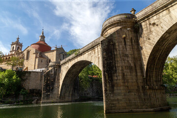 Fototapeta na wymiar Bonita vista de la ciudad portuguesa de Amarante con el puente y la iglesia de São Gonçalo. Portugal.