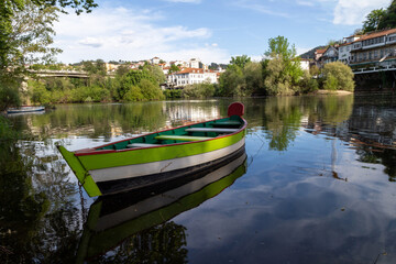 Fototapeta na wymiar Una colorida barca amarrada en la orilla del río Tâmega. Amarante, Portugal.