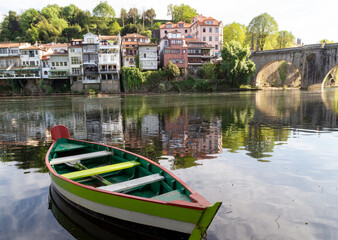 Fototapeta na wymiar Una colorida barca amarrada en la orilla del río Tâmega. Amarante, Portugal.