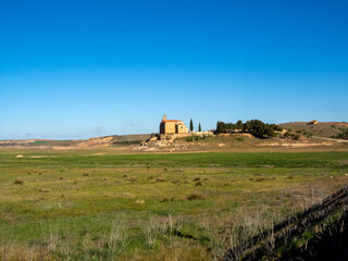 Vista panorámica de la Ermita de la Virgen del Castillo (Siglos XII-XVI). Montamarta, Zamora, España.