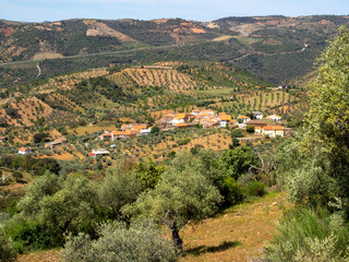 Vista panorámica del pueblo de Sendim da Ribeira. Alfandega da Fé, Portugal