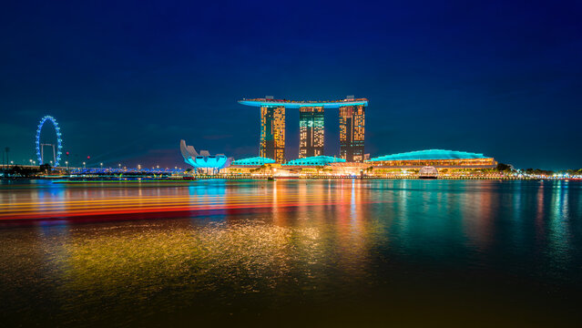 SINGAPORE - 26/12/2565 : panorama of Marina Bay Sands hotel at night in Singapore