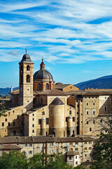 Fototapeta na wymiar Urbino Dom und Palazzo Ducale Hochformat