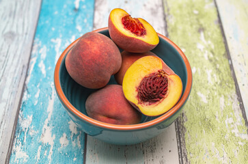 Pfirsiche im ganzen aufgeschnitten in einer Schale 