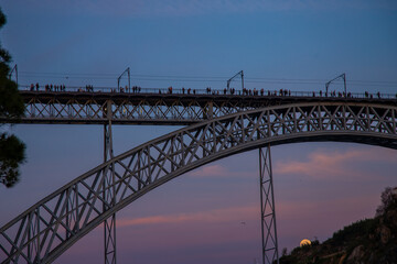 luna saliendo por el Puente Don Luis Primero, Oporto, Gaia, Portugal
