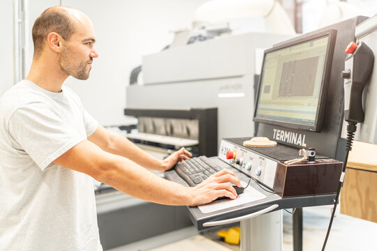 CNC Fachkraft programmiert mit h&ouml;chster Konzentration im CAM