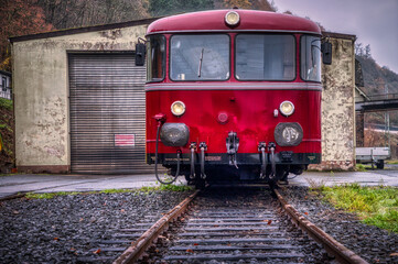Alte Diesel Lokomotive und Schienenbus