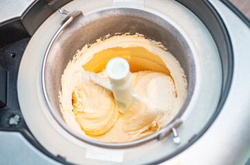 eis eiscreme eiscreme in der eismaschine in herstellung 