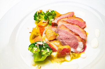 entenbrust rosa gericht auf  teller 