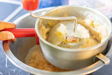 apfelmus durch die flotte lotte gedreht apfel gekocht 