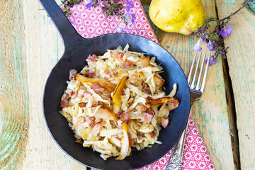 kraut pfanne schupfnudeln speck mit birne von oben 