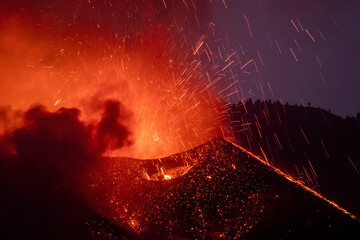 Boca del volcán, erupción de lava, La Palma, Islas Canarias