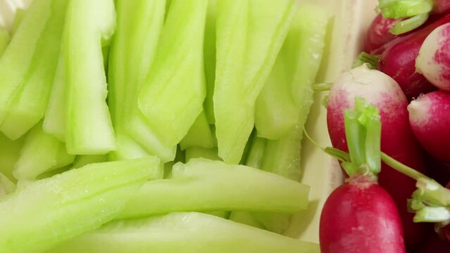 plat de concombre, radis et tomates cerises pour l'ap&eacute;ritif