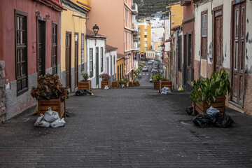 Calle con las cendras en bolsas en La Palma, Islas Canarias