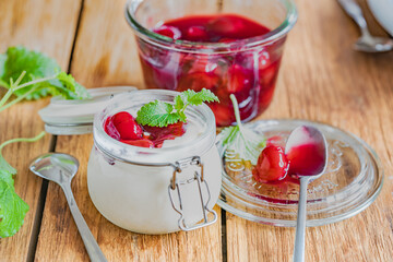 Eis in einer schale und mit Kirschen 