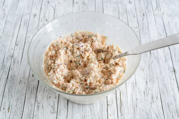 Fertiges Fischtatar Fisch Tatar in einer Schale 