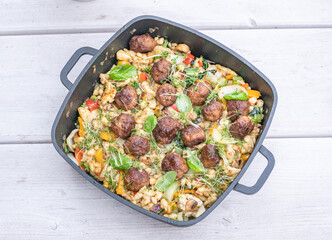 Hackbällchen mit Gemüse in einer Pfanne 