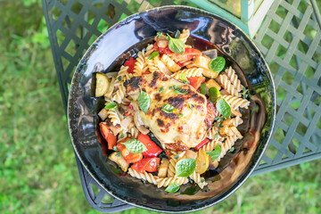Fleisch Gericht mit Käse überbacken 