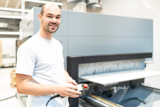 Maschinenf&uuml;hrer reguliert die Vorschubgeschwindigkeit der Fr&auml;smaschine mit dem Handrad