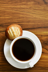 Café negro y pan dulce de Guatemala, también llamado pan de Manteca o Conchita. Espacio para texto en la parte superior.