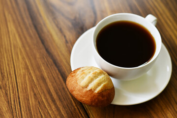 Café negro y pan dulce de Guatemala, también llamado pan de Manteca o Conchita. Espacio para texto al lado izquierdo.