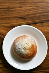 Pan dulce artesanal de Guatemala, llamado Mollete.  Postre Guatemalteco servido en un plato blanco.