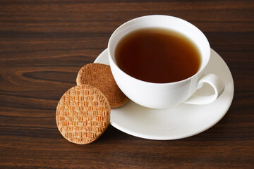 Taza de te Negro y galletas saludables. 