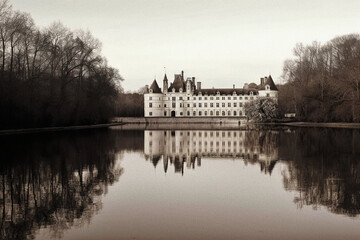 Fototapeta na wymiar Chenonceau-esque Castle Reflecting in the Cher River - generative AI