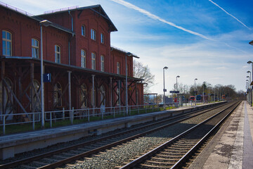 Fototapeta na wymiar Bahnhof, Haltestelle, Bahnsteig in Stadtroda, Thüringen, Deutschland