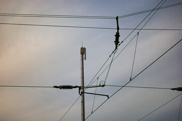 Mast und Kabel einer Oberleitung der Bahn, Stromversorgung, Bahnstrecke, elektrische Bahntrasse 