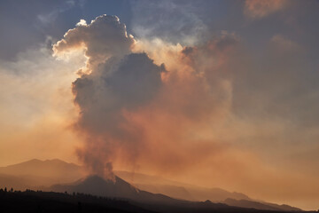 volcán humeante