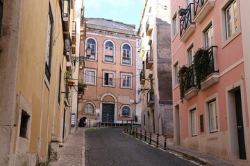 リスボンの裏通りの住宅街