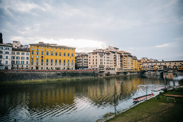 Naklejka premium Looking out at the Arno River and Ponte Vecchio in Florence, Italy at Sunset