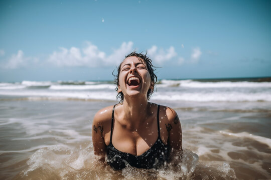 Junge Frau hat sehr viel Spaß am Strand KI