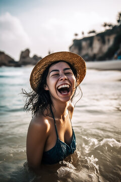 Junge Frau hat sehr viel Spaß am Strand KI